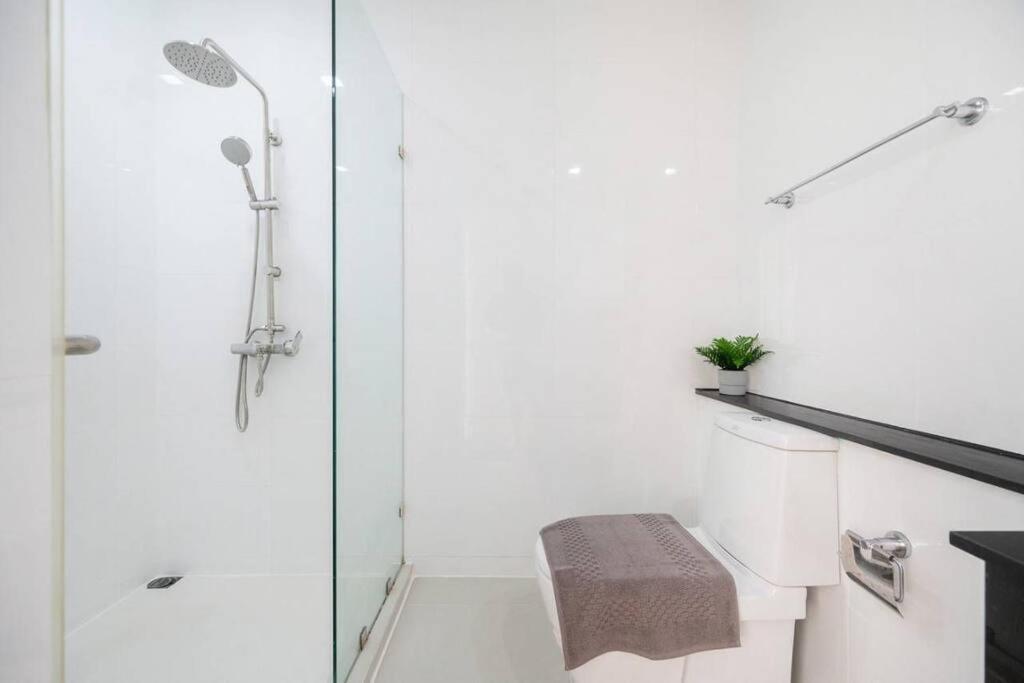 Appartamento Bangkok Downtown2Min Walk Tobts Ban Khlong Samrong Esterno foto