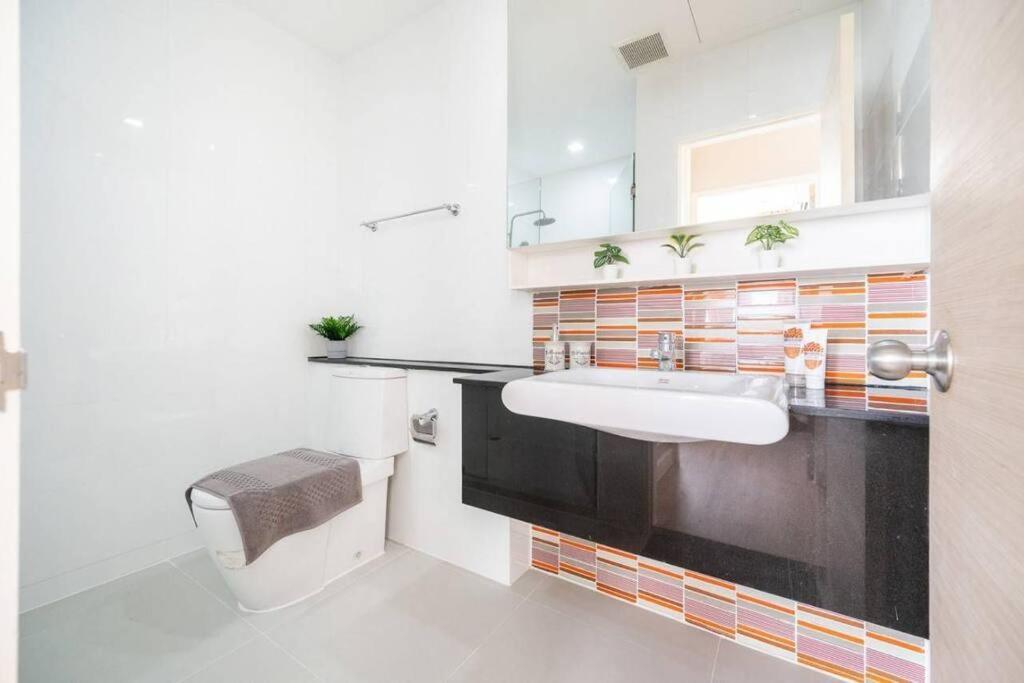 Appartamento Bangkok Downtown2Min Walk Tobts Ban Khlong Samrong Esterno foto