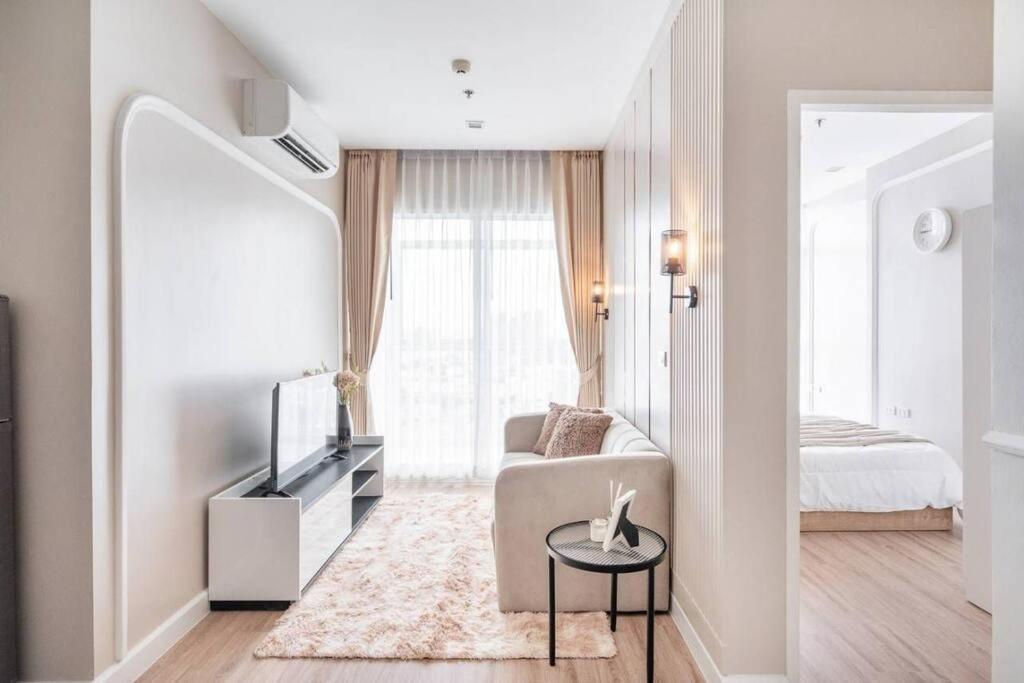 Appartamento Bangkok Downtown2Min Walk Tobts Ban Khlong Samrong Esterno foto